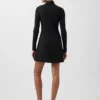 Minivestido con costuras y tejido elástico en dos direcciones