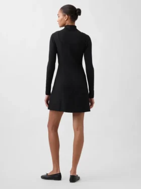 Minivestido con costuras y tejido elástico en dos direcciones