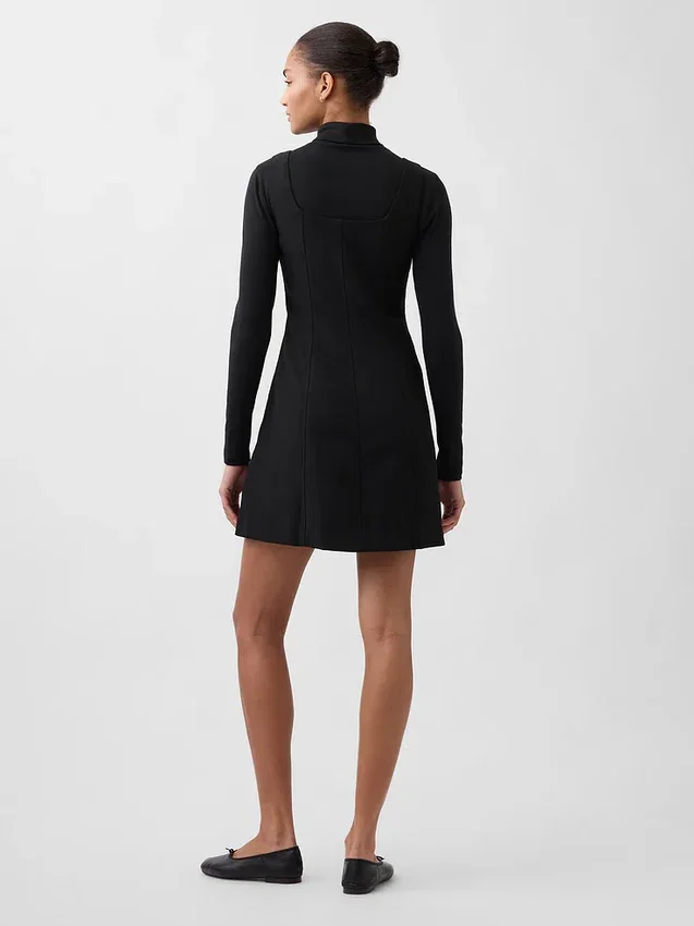 Minivestido con costuras y tejido elástico en dos direcciones
