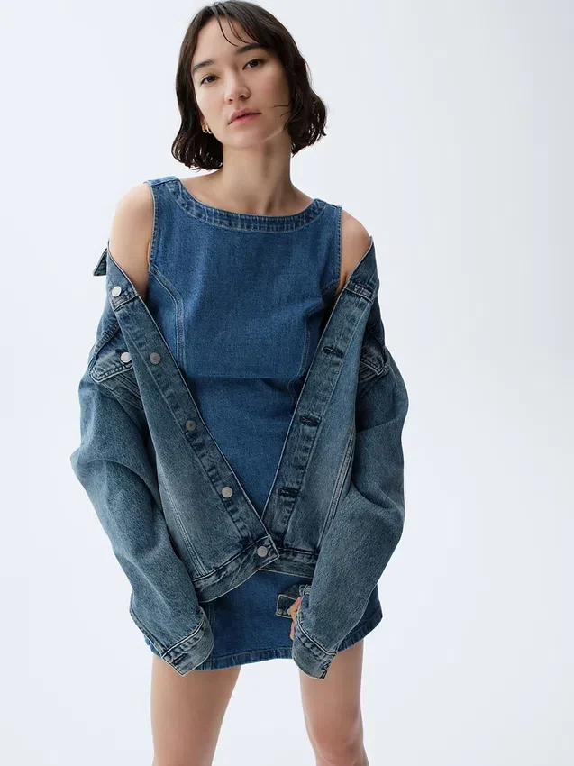 Minivestido vaquero con cuello barco y espalda abierta