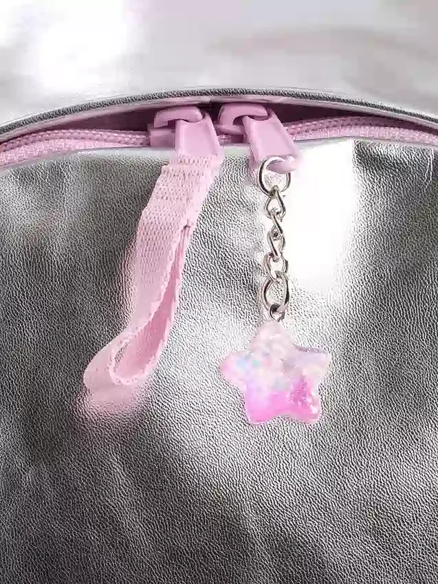 Mochila infantil con colgantes metalizados