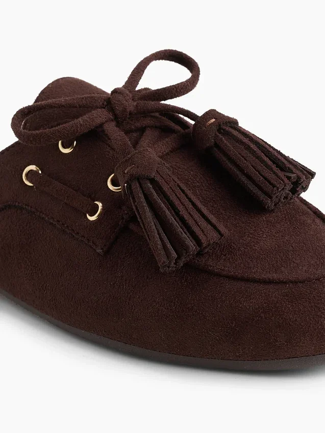 Mules veganas de ante con borlas