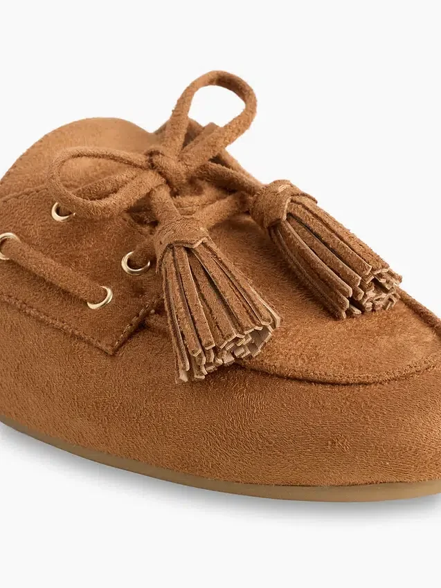 Mules veganas de ante con borlas