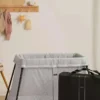 Pack de cuna de viaje Babybjorn Light y sábana bajera