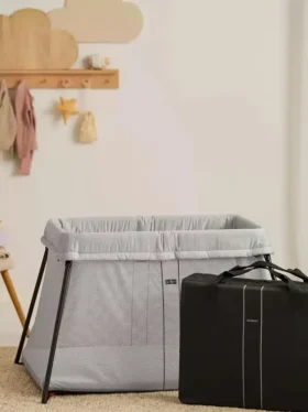 Pack de cuna de viaje Babybjorn Light y sábana bajera