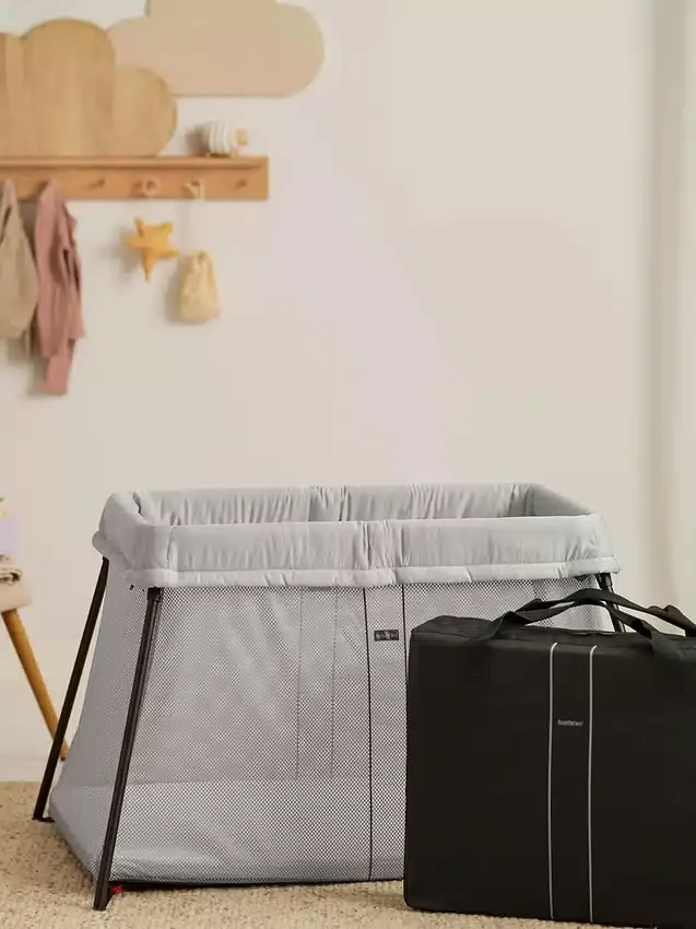 Pack de cuna de viaje Babybjorn Light y sábana bajera