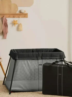 Pack de cuna de viaje Babybjorn Light y sábana bajera