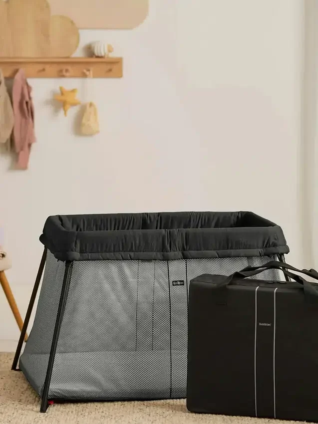 Pack de cuna de viaje Babybjorn Light y sábana bajera