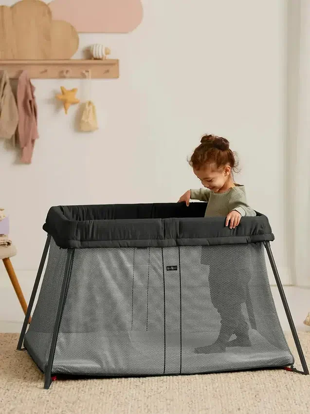Pack de cuna de viaje Babybjorn Light y sábana bajera