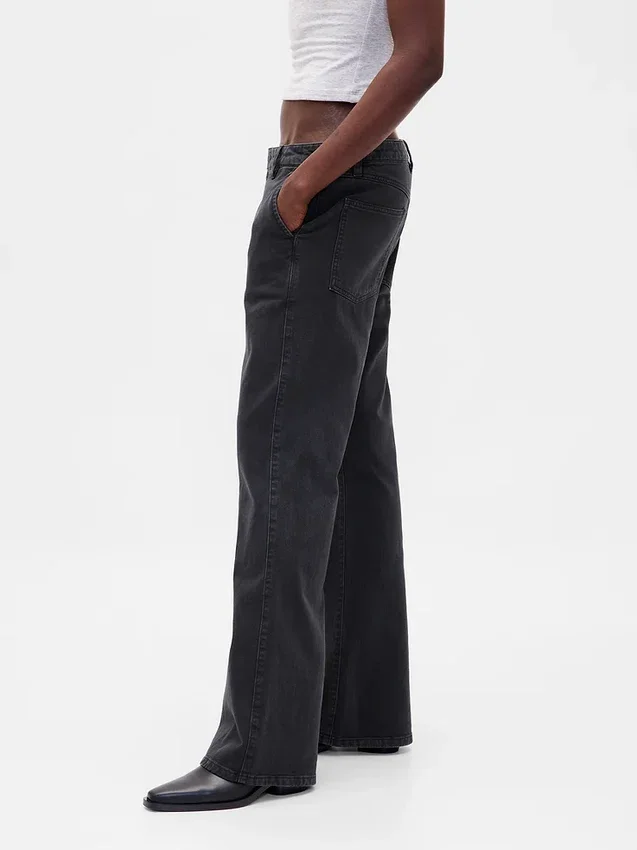 Pantalones caqui acampanados de talle bajo y corte holgado