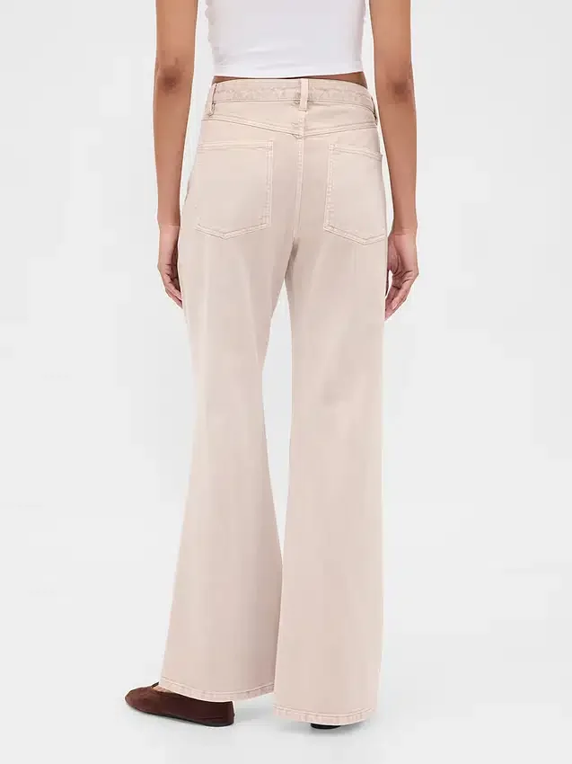 Pantalones caqui acampanados de talle bajo y corte holgado