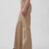 Pantalones caqui ajustados de tiro bajo y corte acampanado