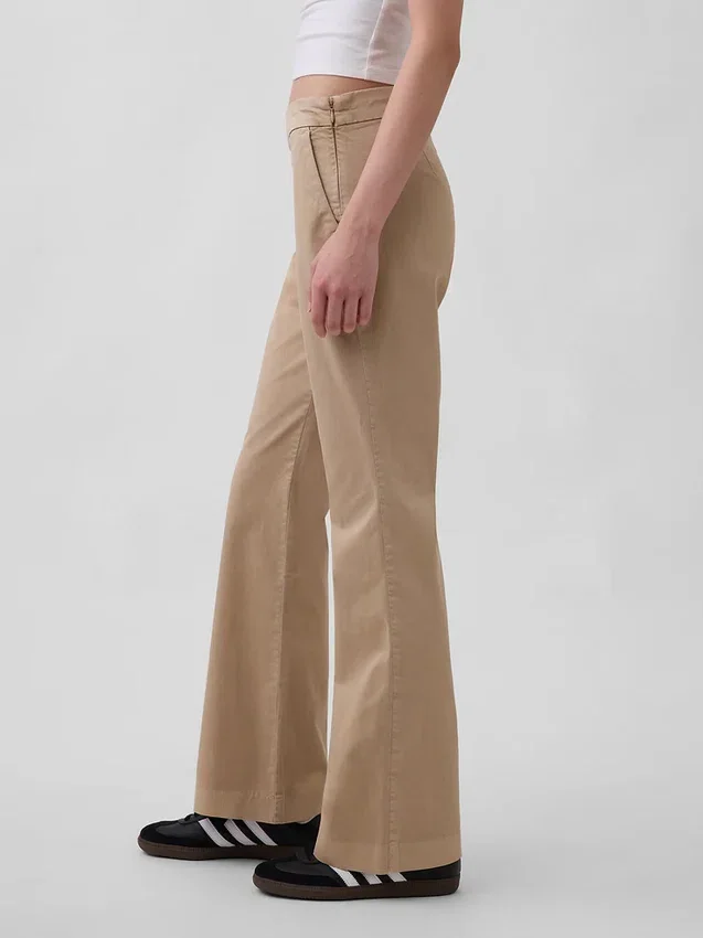 Pantalones caqui ajustados de tiro bajo y corte acampanado