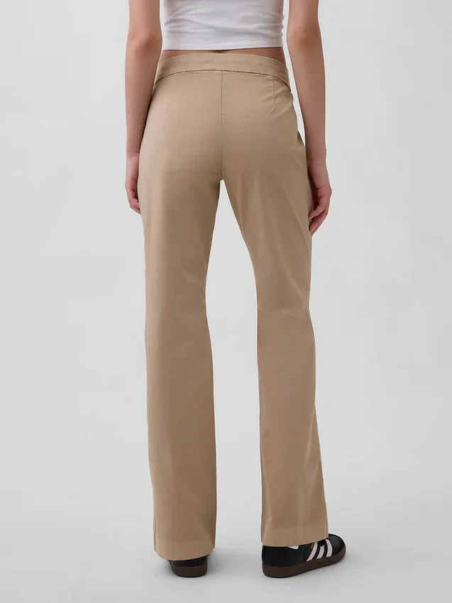 Pantalones caqui ajustados de tiro bajo y corte acampanado