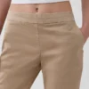 Pantalones caqui ajustados de tiro bajo y corte acampanado