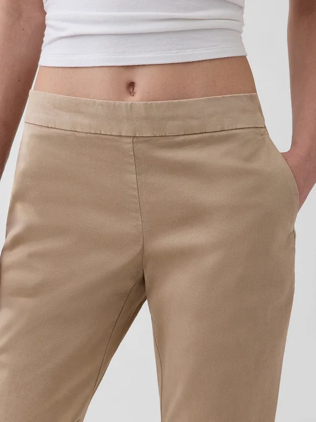 Pantalones caqui ajustados de tiro bajo y corte acampanado