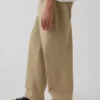 Pantalones caqui holgados de estilo moderno