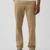Pantalones caqui modernos de corte ajustado