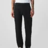 Pantalones caqui modernos de corte cónico