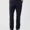Pantalones caqui modernos de corte cónico