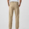 Pantalones caqui modernos de corte cónico