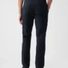 Pantalones caqui modernos de corte cónico