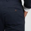 Pantalones caqui modernos de corte cónico