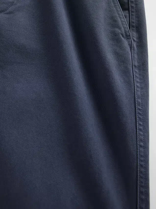 Pantalones caqui rectos de corte holgado en sarga de peso pesado