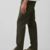 Pantalones caqui rectos modernos