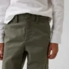 Pantalones caqui rectos y holgados de estilo «uniforme moderno» para niños