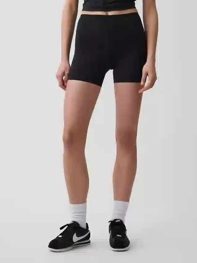 Pantalones cortos de ciclismo GapFit Smooth de 4"