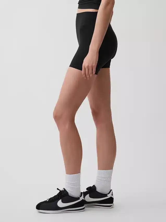 Pantalones cortos de ciclismo GapFit Smooth de 4"