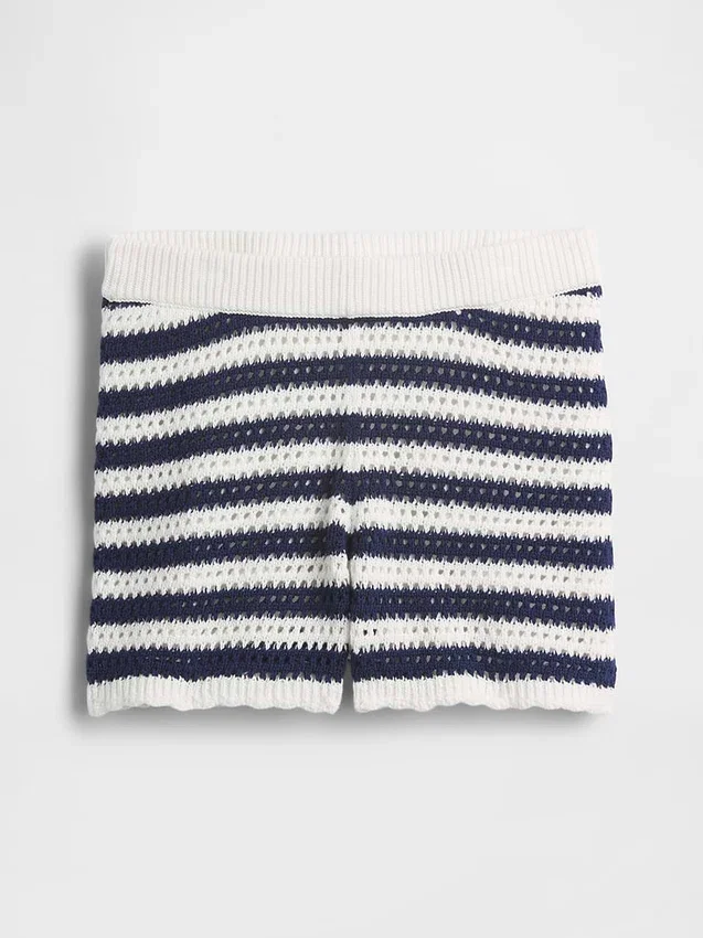 Pantalones cortos de ganchillo a rayas para niño