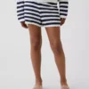 Pantalones cortos de ganchillo a rayas para niño