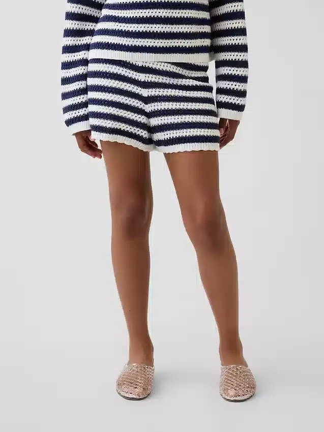 Pantalones cortos de ganchillo a rayas para niño