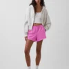 Pantalones cortos de punto con bajo en forma de delfín de 3"