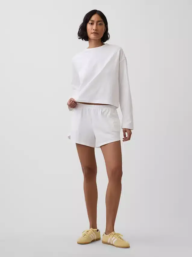 Pantalones cortos de punto con bajo en forma de delfín de 3"