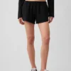Pantalones cortos de punto con bajo en forma de delfín de 3"