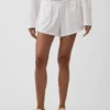 Pantalones cortos de punto con bajo en forma de delfín de 3"
