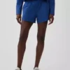 Pantalones cortos de punto con bajo en forma de delfín de 3"