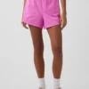 Pantalones cortos de punto con bajo en forma de delfín de 3"