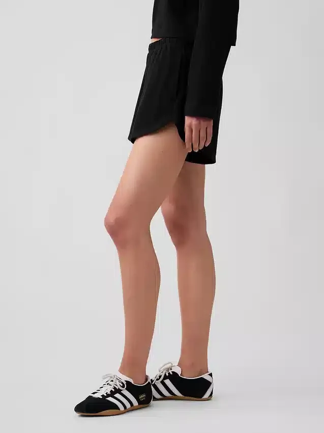 Pantalones cortos de punto con bajo en forma de delfín de 3"