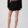 Pantalones cortos de punto con bajo en forma de delfín de 3"