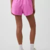 Pantalones cortos de punto con bajo en forma de delfín de 3"