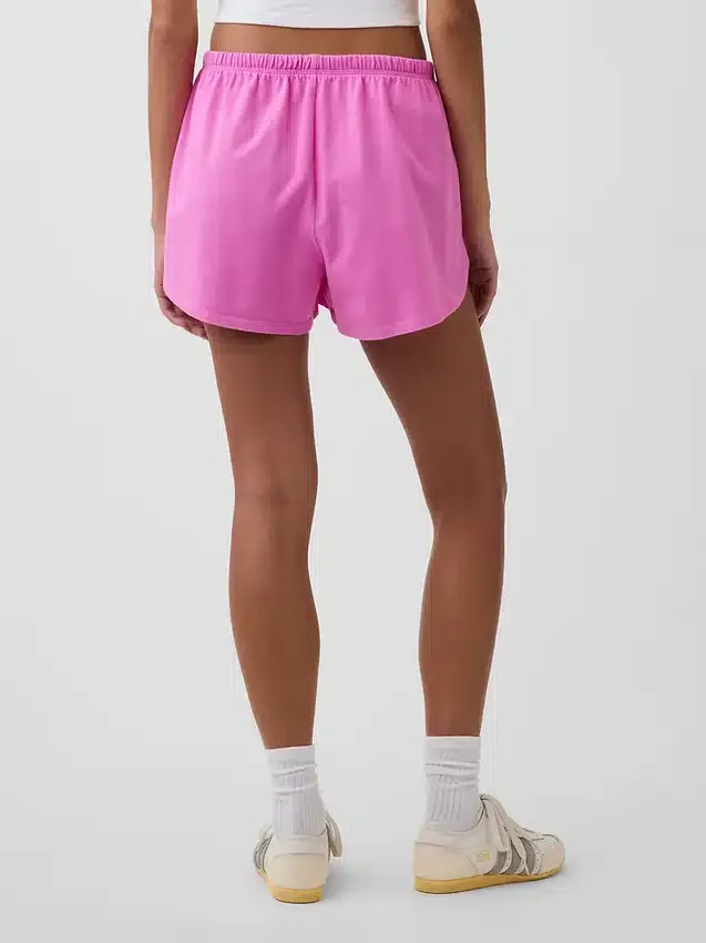 Pantalones cortos de punto con bajo en forma de delfín de 3"