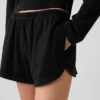 Pantalones cortos de punto con bajo en forma de delfín de 3"