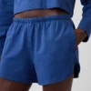 Pantalones cortos de punto con bajo en forma de delfín de 3"