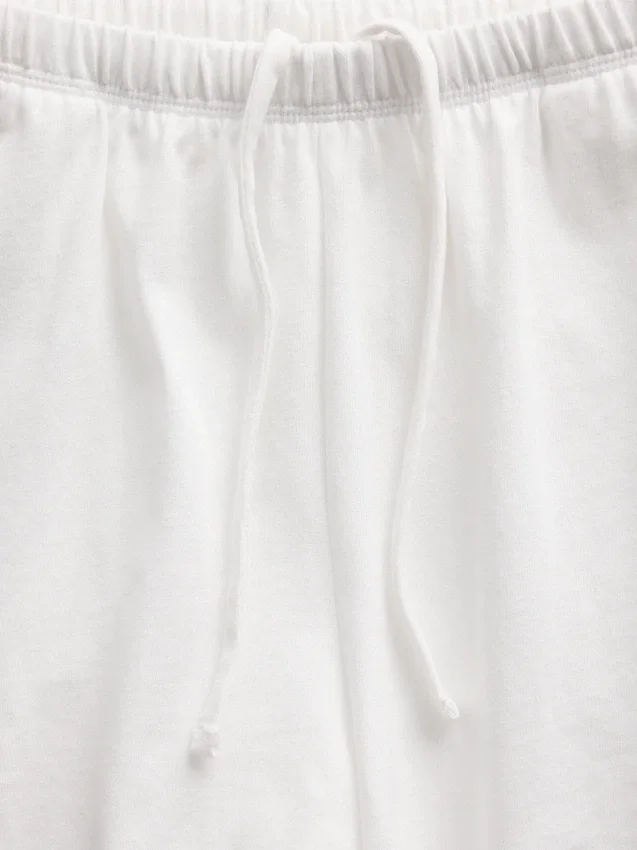 Pantalones cortos de punto con bajo en forma de delfín de 3"