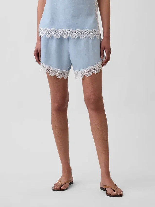 Pantalones cortos de talle medio de 4" con ribete de encaje y mezcla de lino