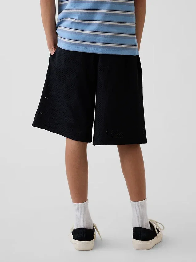 Pantalones cortos deportivos de malla para niños de 8"